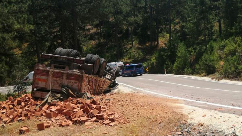 Bursa’da tuğla yüklü kamyon devrildi: 1’i ağır 4 yaralı