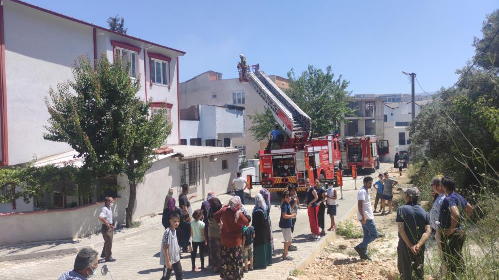 Bursa’da yangında can pazarı! Öğretmen kurtardı Bursa’da yangında can pazarı! Öğretmen kurtardı