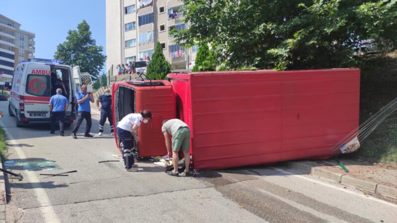 Bursa’da kamyonun freni patladı! Şoförün parmağı koptu Bursa’nın Kestel ilçesinde freni boşalan içecek yüklü kamyon kontrolden çıkarak