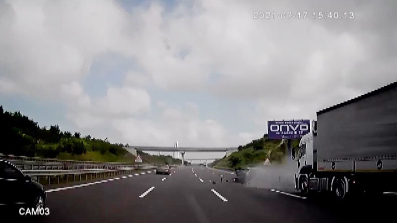 Bursa’da otobanda dehşet anları! Makas atarken… Bursa’da otobanda dehşet anları! Makas atarken…