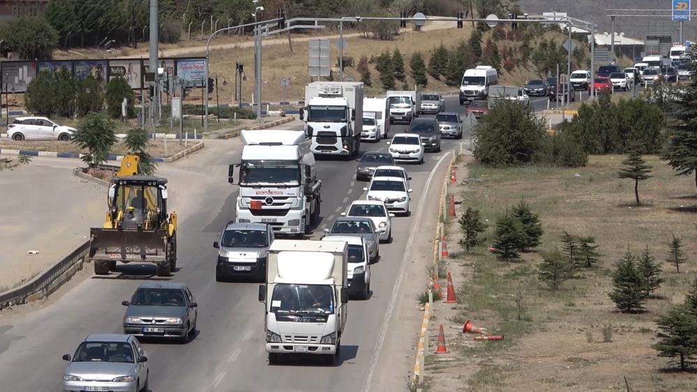 ‘Kilit kavşak’ yine kilit! Bir günde 100 bin araç geçti