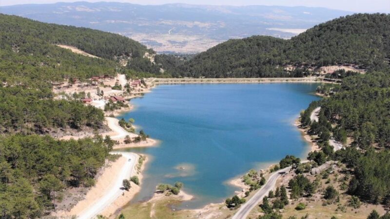 Mavi ve yeşilin buluştuğu yer! Manzarasıyla büyülüyor Kütahya'nın Emet ilçesindeki Tahtalı Göleti kıyısı, mavi ve yeşilin buluştuğu