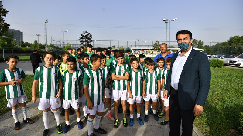 Osmangazi Belediyesi, ilçedeki amatör spor kulüplerine malzeme yardımı yaptı. Amatör