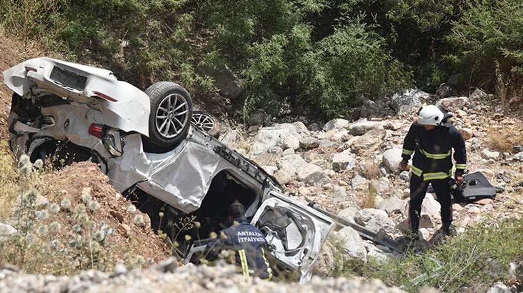 15 metre yükseklikten uçan otomobildeki doktor çift yaralandı 15 metre yükseklikten uçan otomobildeki doktor çift yaralandı