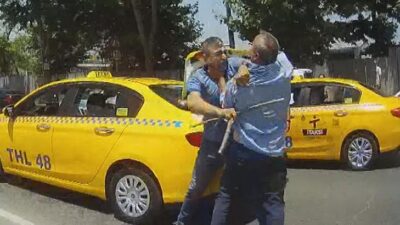 Trafikte hareketli anlar! Araya giren genç öyle bir şey yaptı ki…