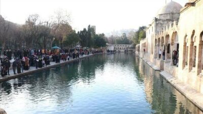 Motosiklet ile otomobil çarpıştı: 1 ölü, 2 yaralı