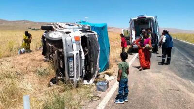 İşçileri taşıyan kamyonet devrildi! Yaralılar var