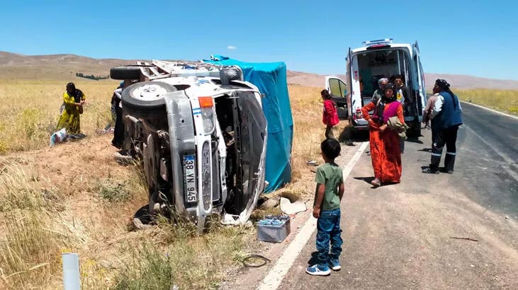 İşçileri taşıyan kamyonet devrildi! Yaralılar var