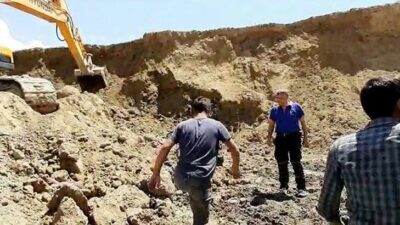 Toprak altında kalan işçiyi arkadaşları kurtardı