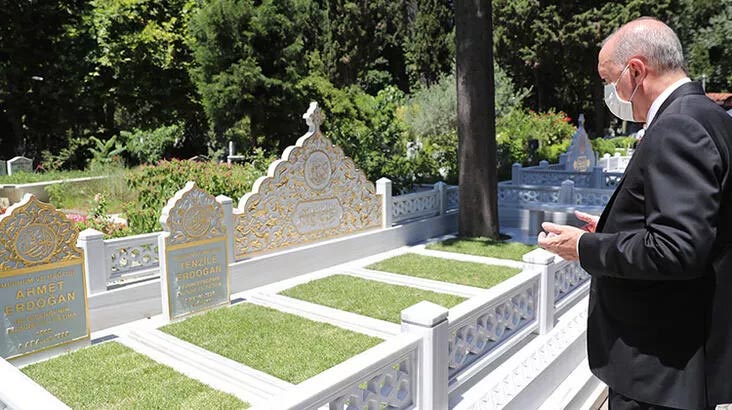 Cumhurbaşkanı Erdoğan anne ve babasının mezarını ziyaret etti Cumhurbaşkanı Erdoğan anne ve babasının mezarını ziyaret etti