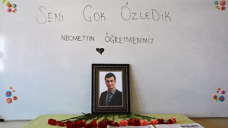 Karnelerini alan öğrenciler şehit öğretmenlerini andı Karnelerini alan öğrenciler şehit öğretmenlerini andı