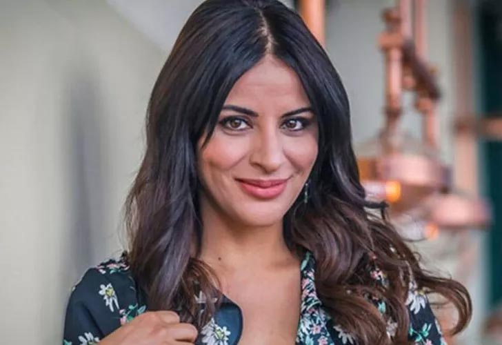 Göğüs dekoltesine ilginç sansür!