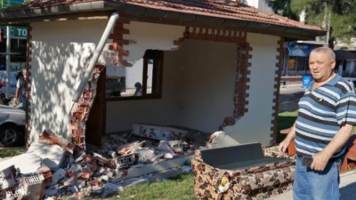 Otomobille muhtarlık binasını yıktı, kazadan sonra kaçtı