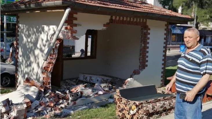 Otomobille muhtarlık binasını yıktı, kazadan sonra kaçtı