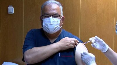 Sinovac gönüllüsü profesöre 3’üncü doz Biontech aşısı