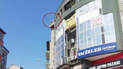Maaşını alamayınca çalıştığı binanın çatısına çıktı