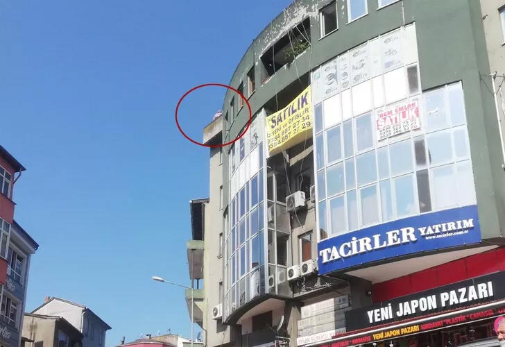Maaşını alamayınca çalıştığı binanın çatısına çıktı