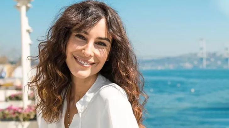 En az kendisi kadar güzel! Arzum Onan annesinin gençliğini paylaştı