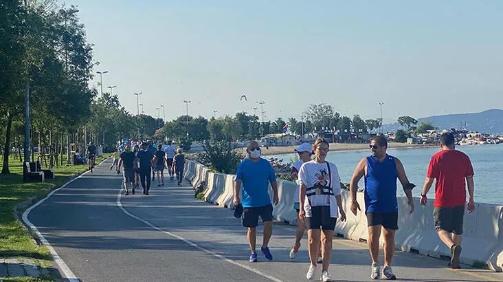 Kısıtlamasız ilk pazar gününde sahile koştular!