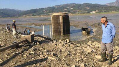 Su tahliye edildi, balık ölülerini sepet sepet topladılar