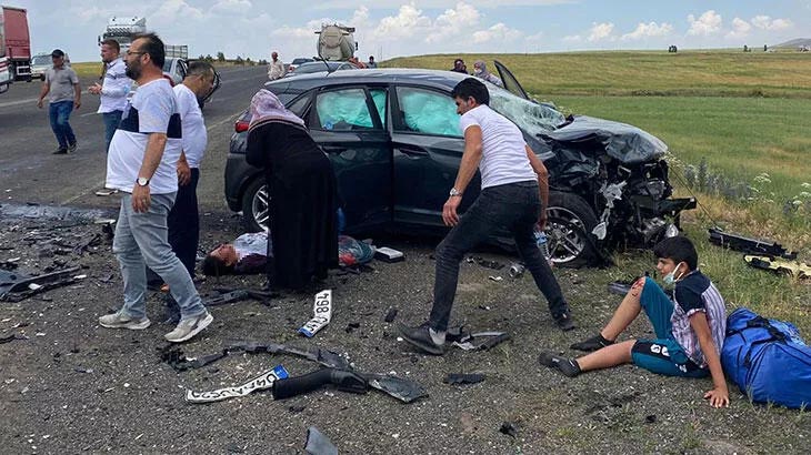 Kafa kafaya dehşet! Yaralılar yola saçıldı Kafa kafaya dehşet! Yaralılar yola saçıldı