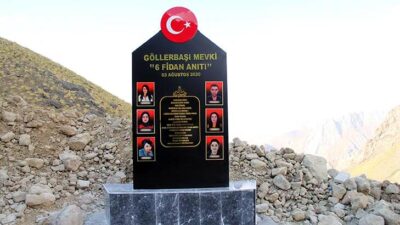 Kazada hayatını kaybeden 6 kişi için askerler anıt yaptı