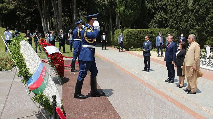 TBMM Başkanı Şentop’tan Bakü’de şehitliğe ziyaret