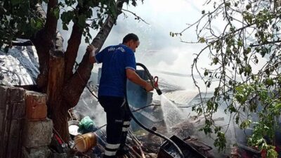 Odun deposunda yangın çıktı! 3 çocuk dumandan etkilendi