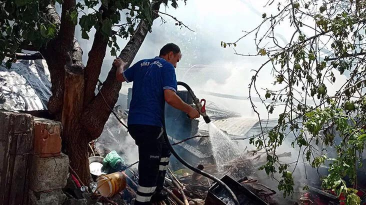 Odun deposunda yangın çıktı! 3 çocuk dumandan etkilendi Odun deposunda yangın çıktı! 3 çocuk dumandan etkilendi