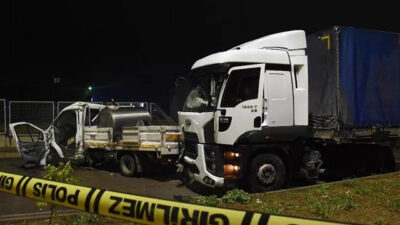 Eskişehir’de TIR’la kamyonet çarpıştı