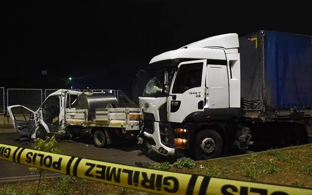 Eskişehir’de TIR’la kamyonet çarpıştı