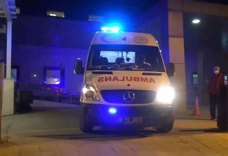 Gıda zehirlenmesi şüphesiyle çok sayıda kişi hastaneye kaldırıldı