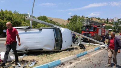 Hafif ticari araç, aydınlatma direğine çarptı! Yararlılar var