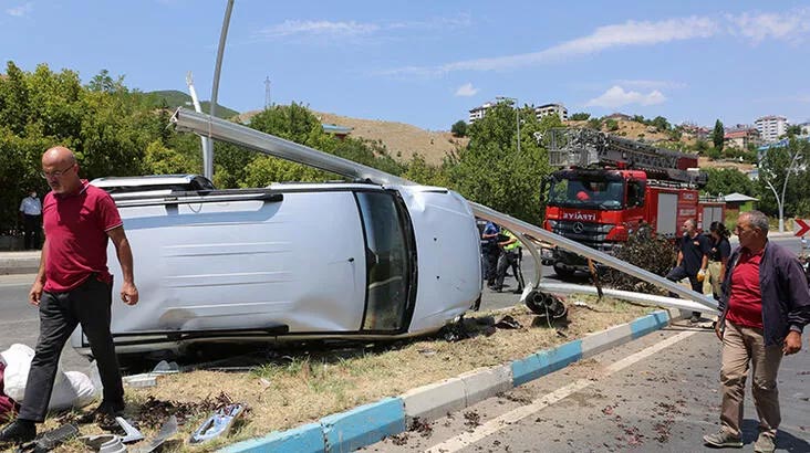 Hafif ticari araç, aydınlatma direğine çarptı! Yararlılar var