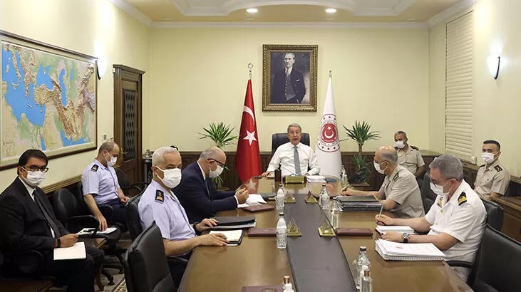 Bakan Akar’dan komutanlarla toplantı