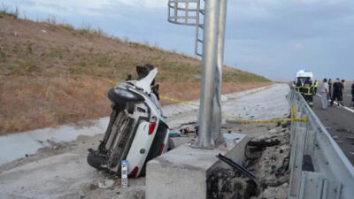 Yön tabelasına çarpan otomobilin motoru koptu: 2 ölü, 1 yaralı