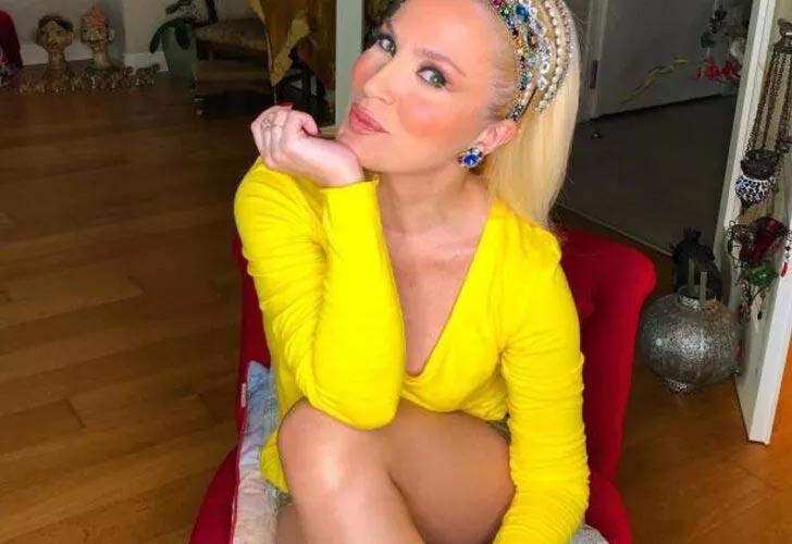 Bikinili pozlar! Önce şapkayla kapattı sonra…