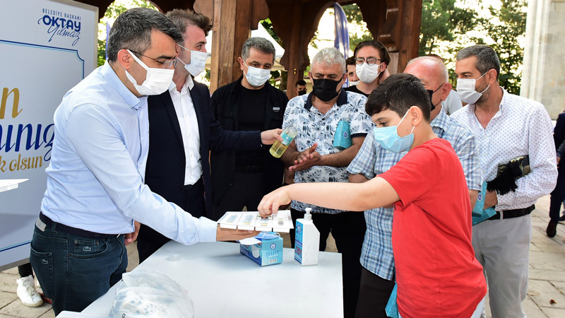 Başkan Oktay Yılmaz, bayramı Yıldırım Beyazıt Camii’nde karşıladı