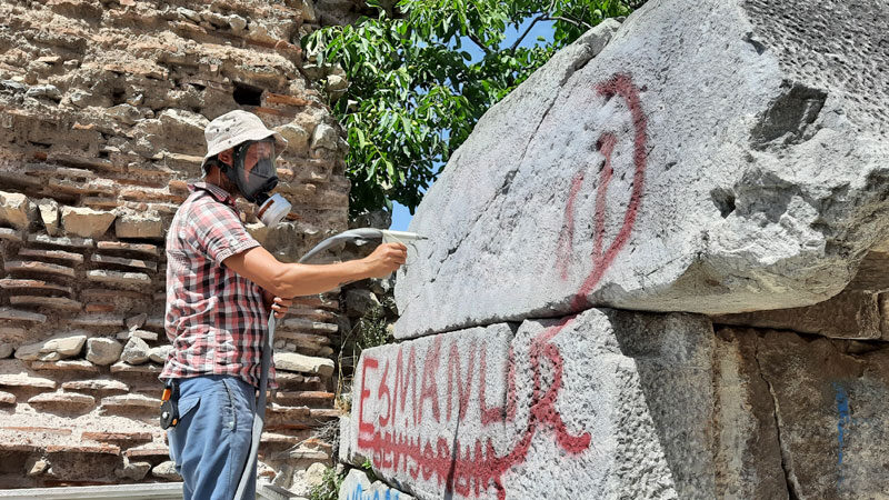 İznik’in tarihi surlarındaki yazılar siliniyor Bursa'nın İznik ilçesindeki tarihi surlar, sprey boyalarla yazılan yazılardan temizleniyor.