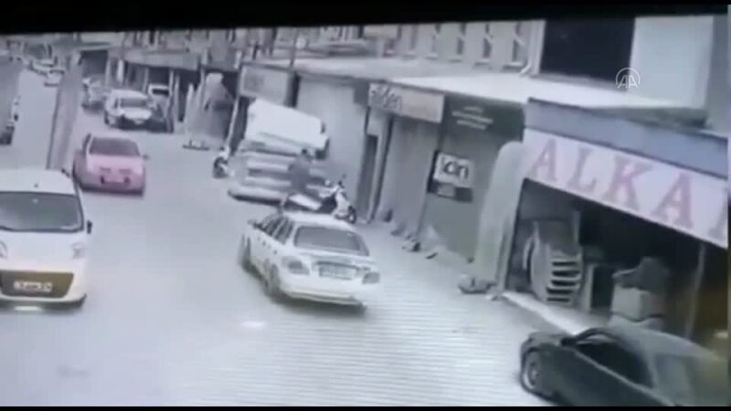 Bursa'nın İnegöl ilçesinde park halindeki motosikletin çalınması güvenlik kameralarınca kaydedildi.