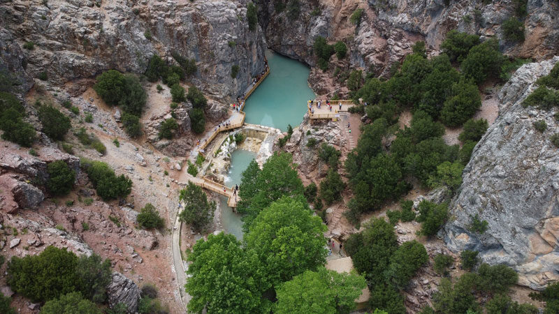 Yöre halkının korkup yaklaşamadığı kanyona tatilci ilgisi Denizli'nin Acıpayam ilçesinde 40 yıl önce bir kişinin düşüp ölmesi