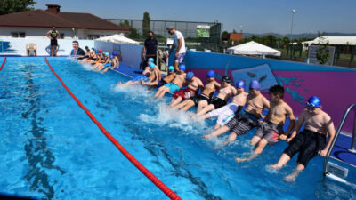 Yıldırımlı çocukların havuz keyfi