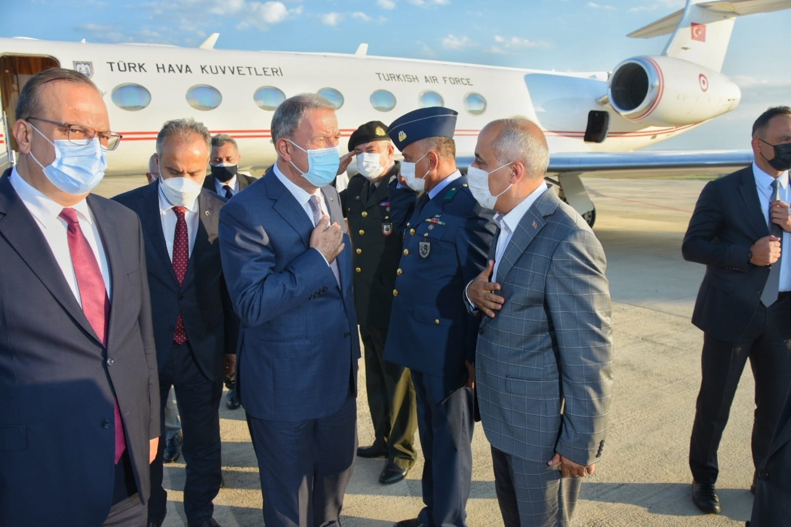 Bakan Akar, Bursa’da ’Darbeler ve Terörizm’ konulu seminere katıldı Bakan Akar, Bursa’da ’Darbeler ve Terörizm’ konulu seminere katıldı