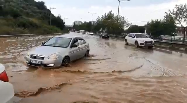 Bursa’da o yol göle döndü! Araçların suyla dansı…