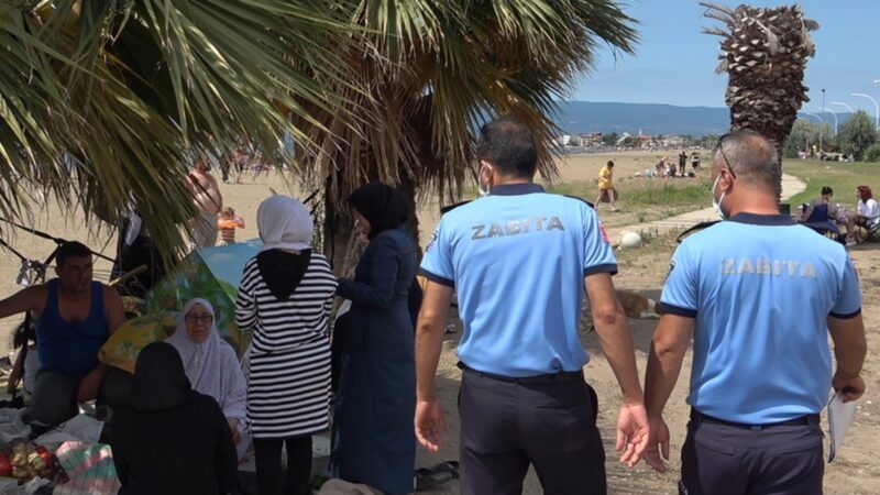 Bursa sahillerinde usulsüz olarak çadır kurup kamp yapan aileler zabıta