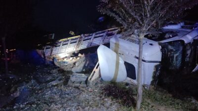 Bursa’da TIR devrildi! Yol cam şişeyle kaplandı