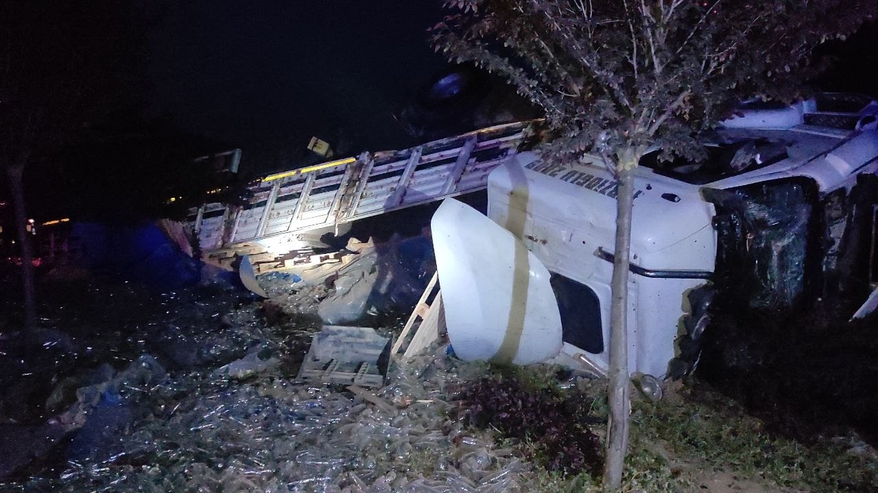 Bursa’da TIR devrildi! Yol cam şişeyle kaplandı