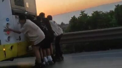 Bursa’da gençlerin patenle tehlikeli yolculuğu