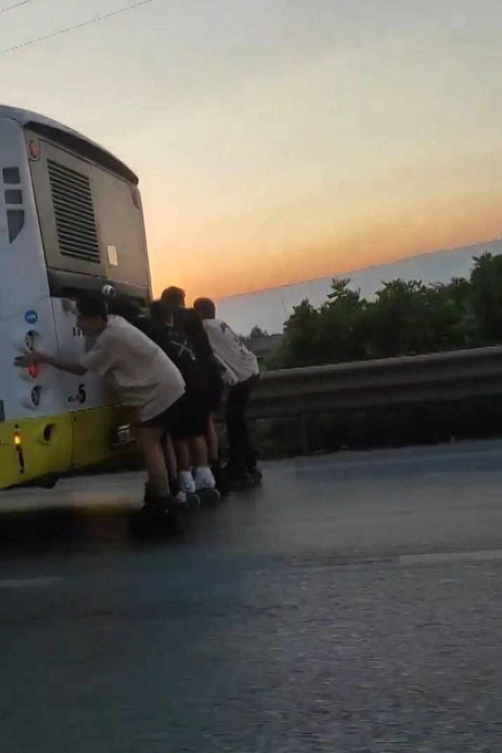 Bursa’da gençlerin patenle tehlikeli yolculuğu