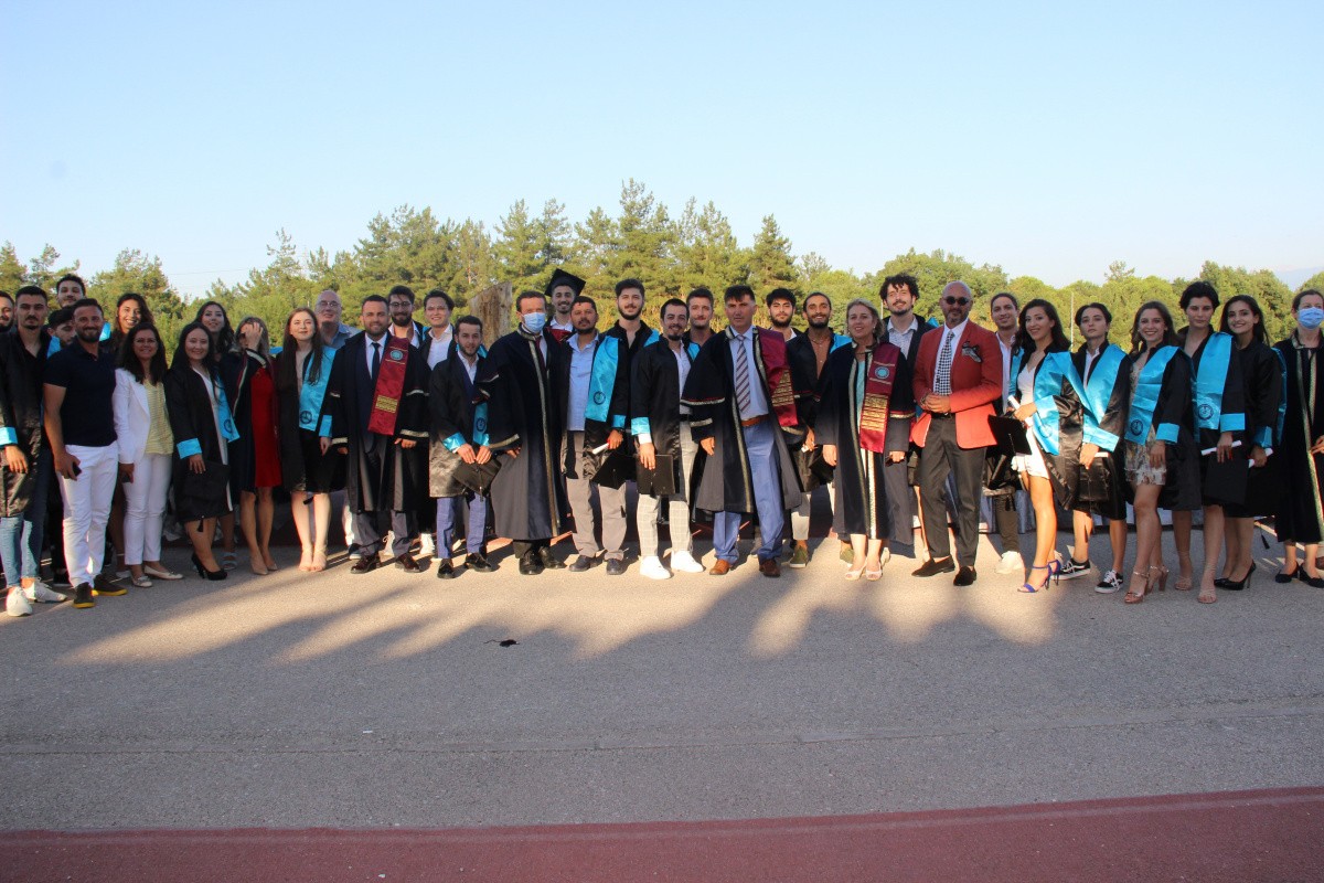 Bursa’da Spor Bilimleri Fakültesi’nde mezuniyet sevinci Bursa’da Spor Bilimleri Fakültesi’nde mezuniyet sevinci